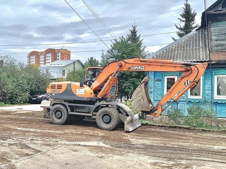 В тверском дворе зарыли яму, выкопанную в июле: жильцы по-прежнему остаются без горячей воды