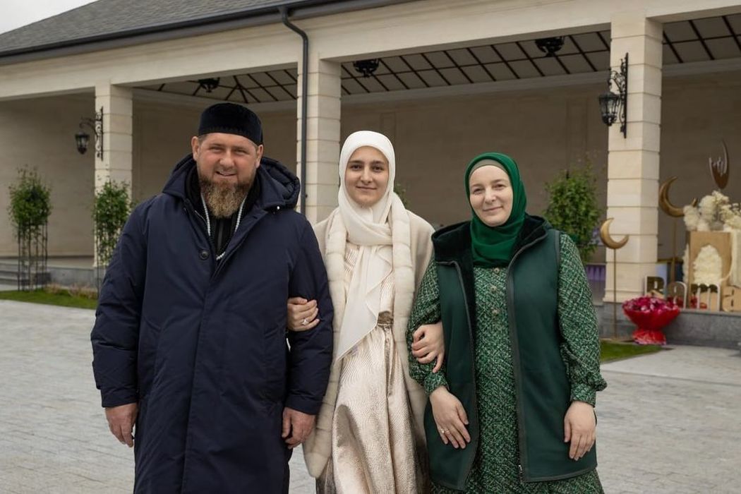 Фото жены кадырова рамзана сейчас Дочь Рамзана Кадырова Айшат стала народной артисткой Чечни: награждение, кадры и