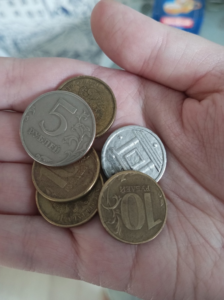 Бабушке в Петрозаводске дали сдачу в автобусе фальшивой монетой