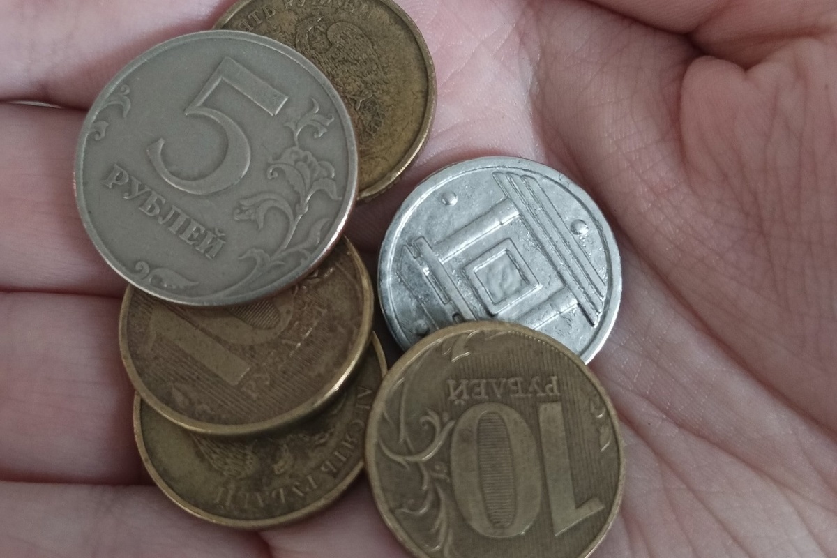 Бабушке в Петрозаводске дали сдачу в автобусе фальшивой монетой