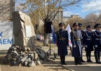 Посвящённый героям специальной военной операции памятник открыли (0+) утром 4 октября возле фонда «Защитники Отечества» в центре Читы