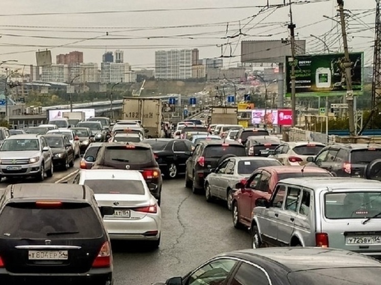 В Новосибирске утром 4 ноября из-за ДТП возникла пробка у метро «Золотая Нива»