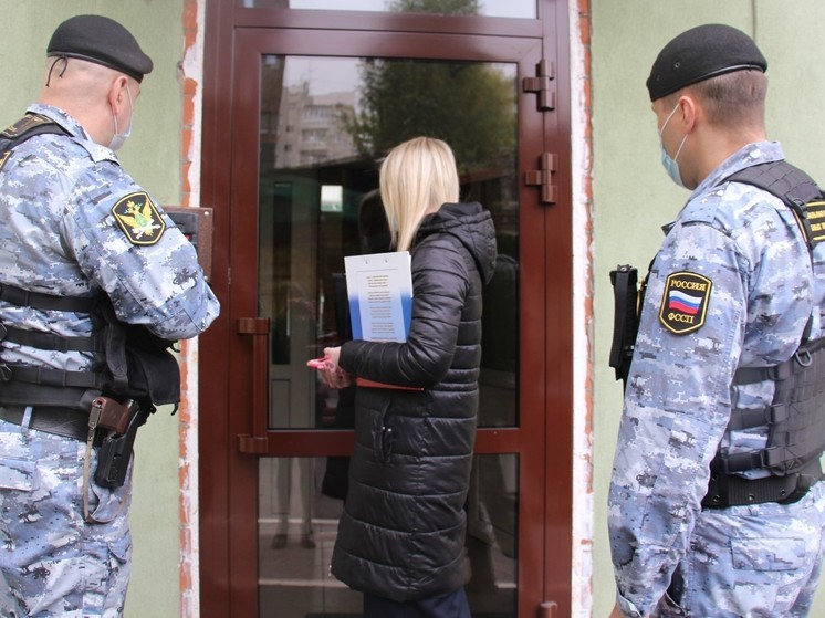 Судебные приставы принудили пермячку демонтировать видеокамеру, самовольно установленную в подъезде