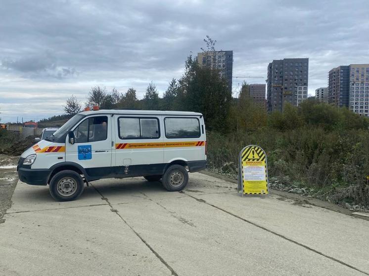 Дорогу в районе строительства ЖК «Уюн» в Южно-Сахалинске закрыли из-за выноса грязи