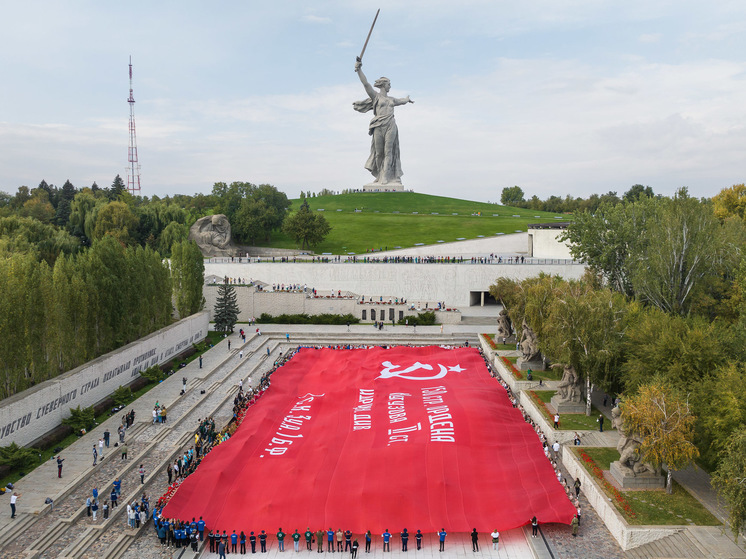 В Волгограде 120 ребят из стран СНГ развернули 65-метровое Знамя Победы