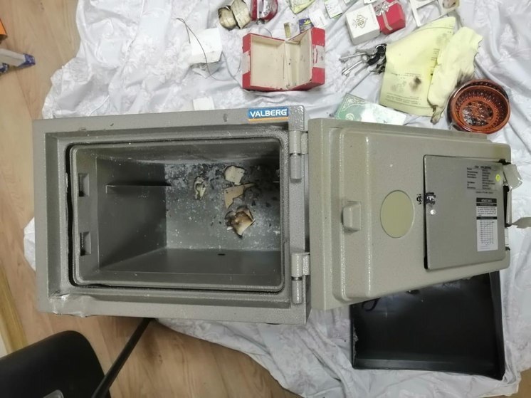 Двое жителей Сахалина украли из квартиры сейф с ювелирными украшениями
