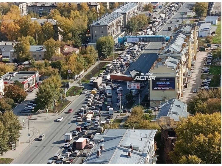 В Новосибирске образовалась многокилометровая пробка на Большевистской