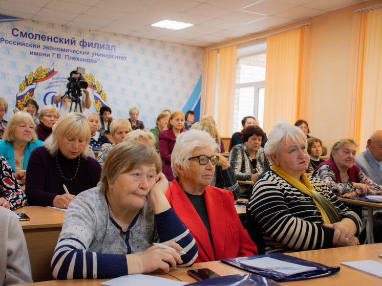 В Смоленске прошел чемпионат по финансовой грамотности среди людей серебряного возраста