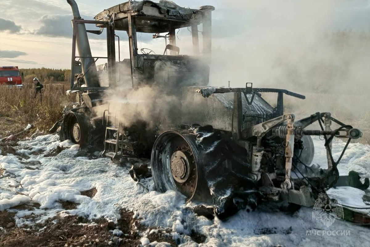 3 октября пожарные Ивановской области тушили сено, трактор и эвакуировали жильцов горящего дома