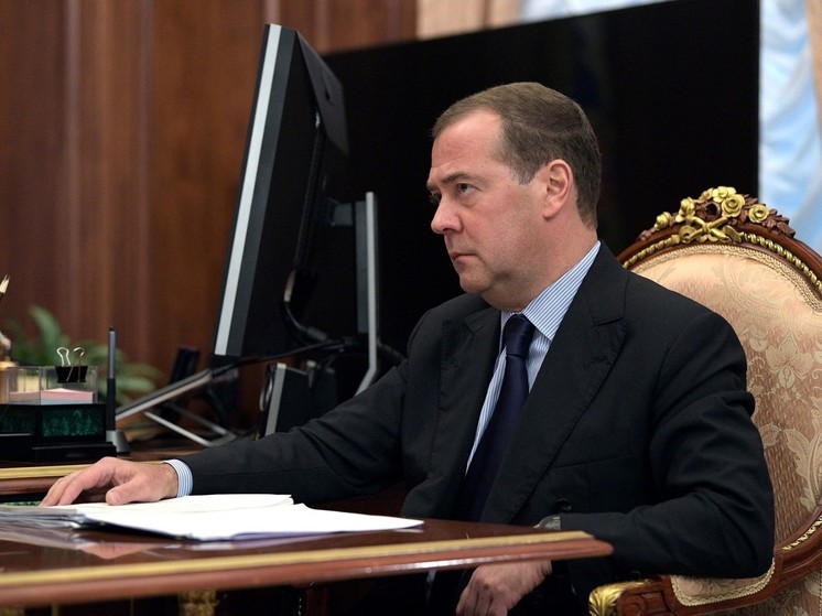 Замглавы Совбеза РФ Дмитрий Медведев в своем свежем посте в Telegram прокомментировал "две приятные новости для киевского режима"