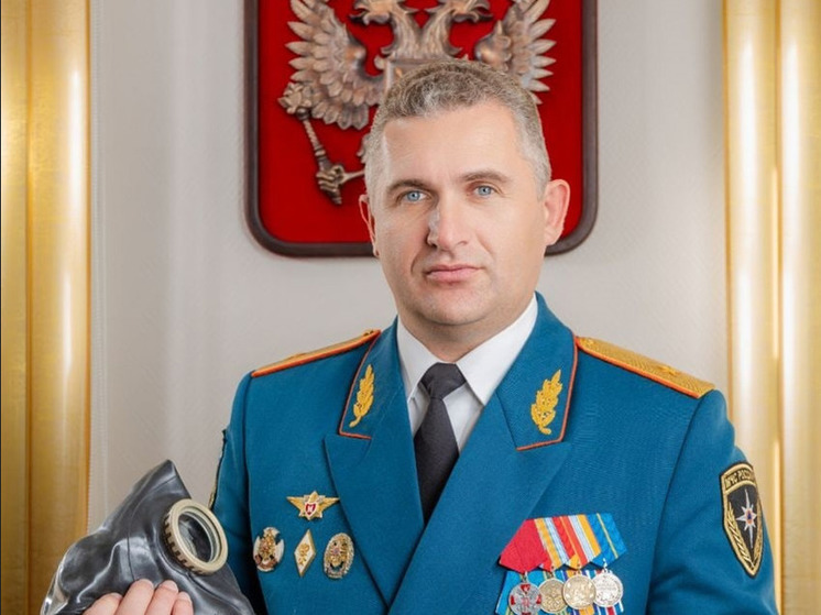 В мурманском МЧС поздравили коллег с Днем гражданской обороны России