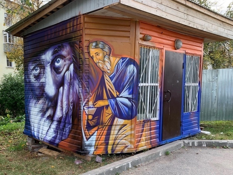 Вагончик в Вологде, где раздают обеды нуждающимся, украшен граффити