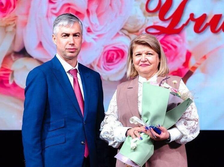 Глава администрации Алексей Логвиненко наградил лучших работников сферы образования Ростова
