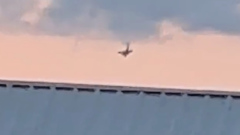 В США легкомоторный самолет упал на дом: видео