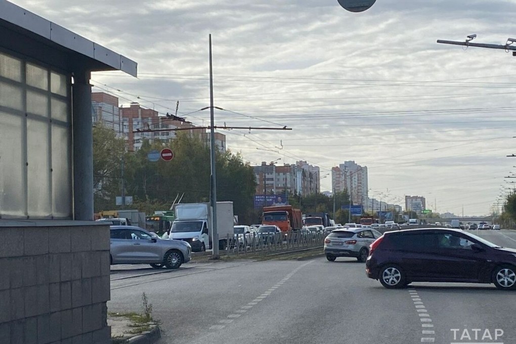 На Ямашева в Казани возникла пробка из-за аварии автобуса и троллейбуса