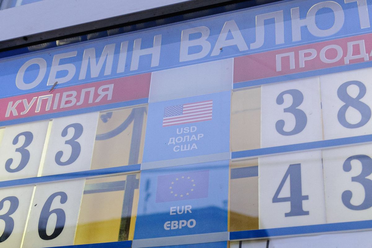 The decision of the National Bank of Ukraine to abolish the fixed exchange rate of the hryvnia showed an economic hole