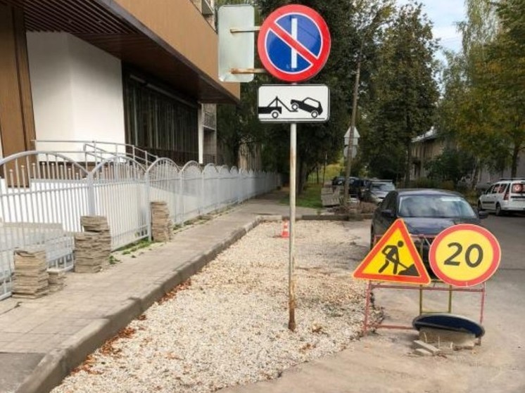 Дополнительные парковочные места появятся возле здания ЗАГСа в Великом Новгороде