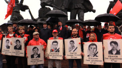 Зюганов в красной кепке под зонтом вышел на митинг в годовщину "черного октября" 