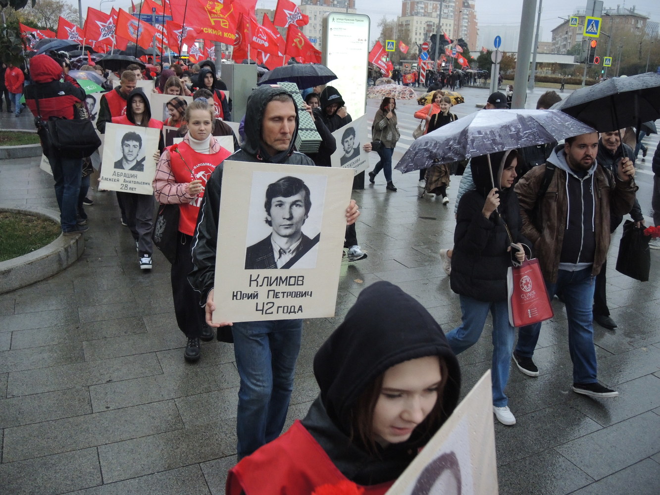 Зюганов в бейсболке на шествии КПРФ: кадры митинга в годовщину «черного октября»