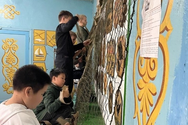 В районе Калмыкии волонтеры плетут маскировочные сети для земляков-участников СВО