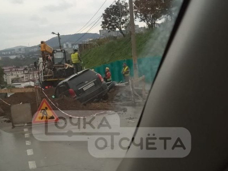 Автомобиль Toyota Wish нырнул в вырытую коммунальщиками яму на Сахалине