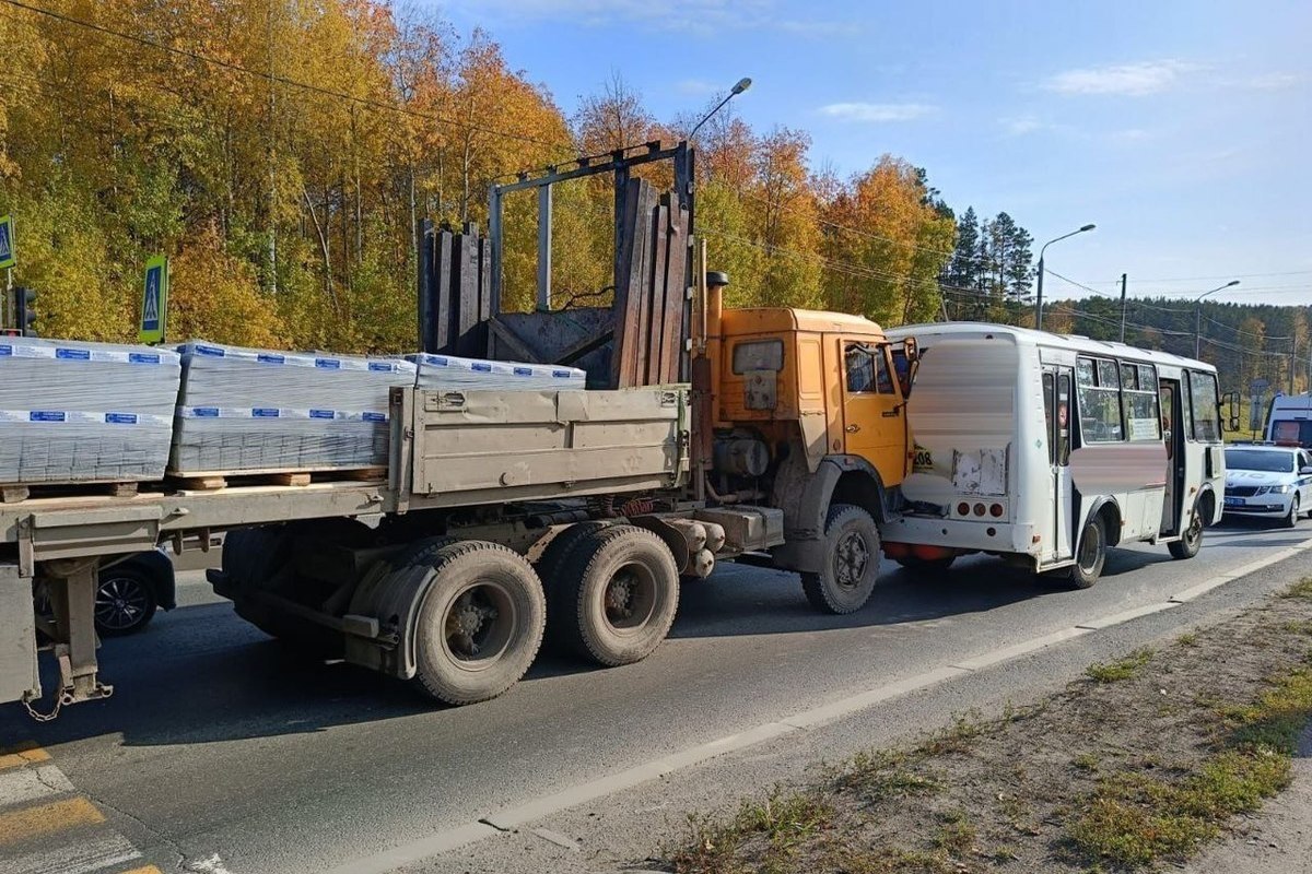 КАМАЗ врезался в пассажирский автобус на улице Осенней в Томске - МК Томск