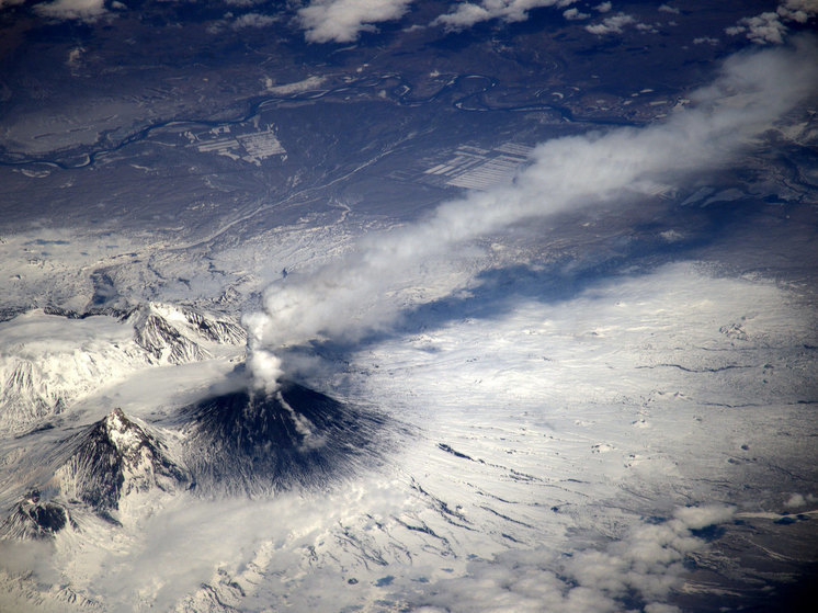 Вулкан Эбеко на Северных Курилах выбросил пепел на высоту 3,5 км