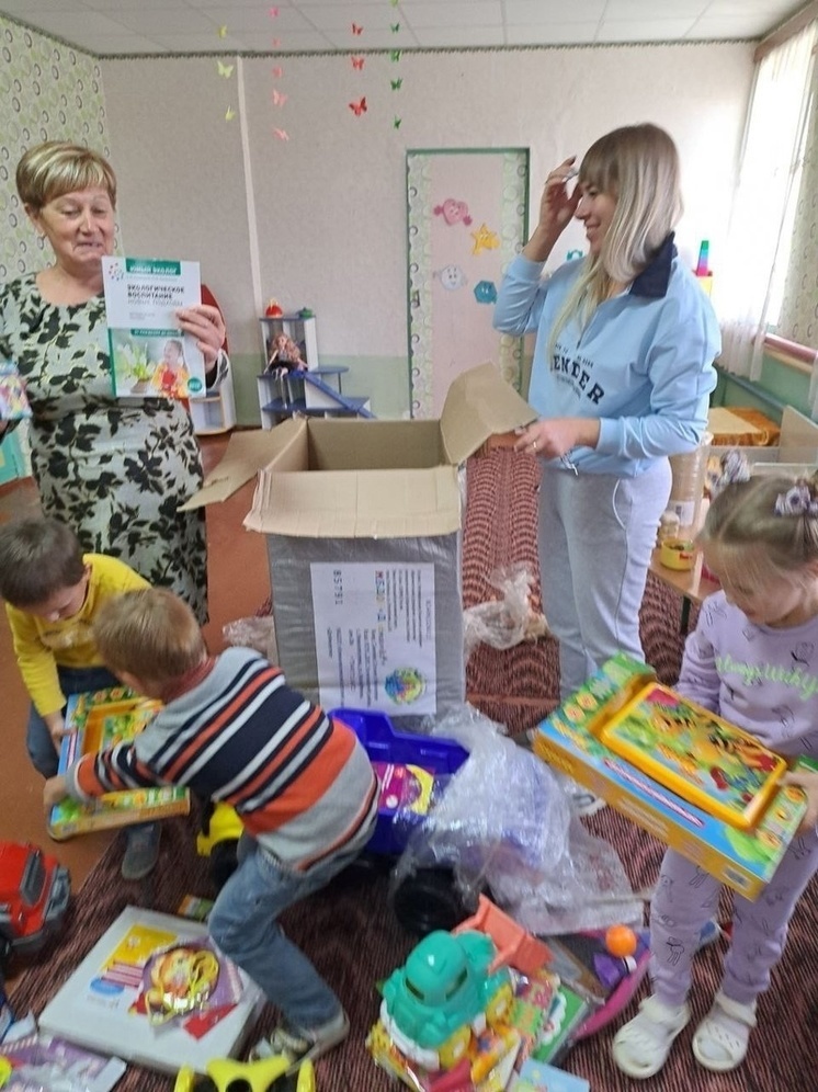 Садик Ноябрьска отправил книги и игрушки в детсад Волновахского района