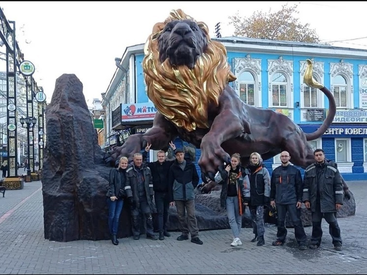 Огромную скульптуру льва установили в центре Екатеринбурга