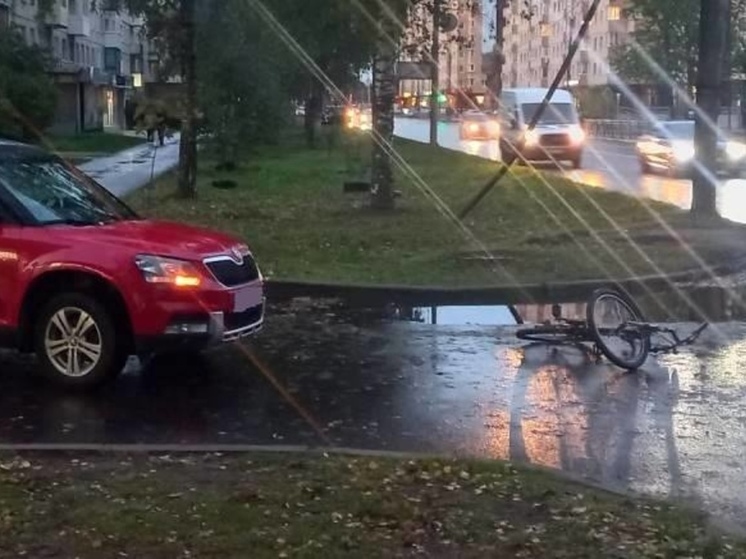 В Великом Новгороде автомобиль сбил 16-летнего велосипедиста