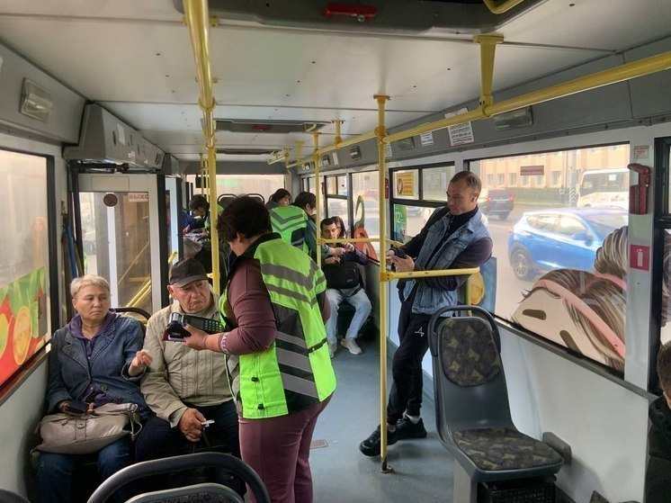За две недели контролеры в Омске выявили 2500 "зайцев"