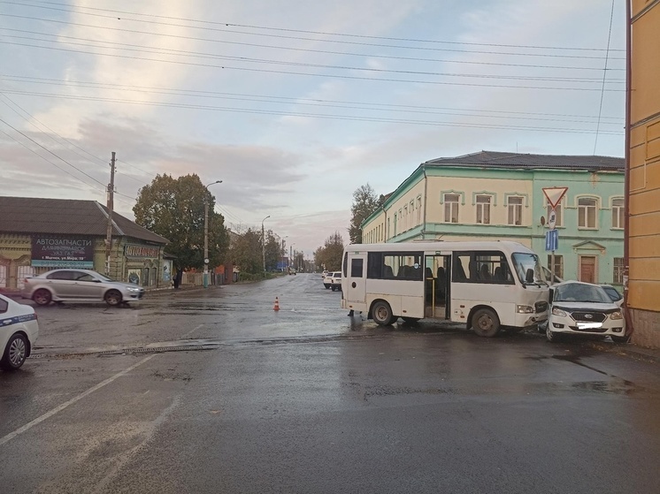 Во Мценске при столкновении маршрутки и авто пострадал годовалый ребёнок