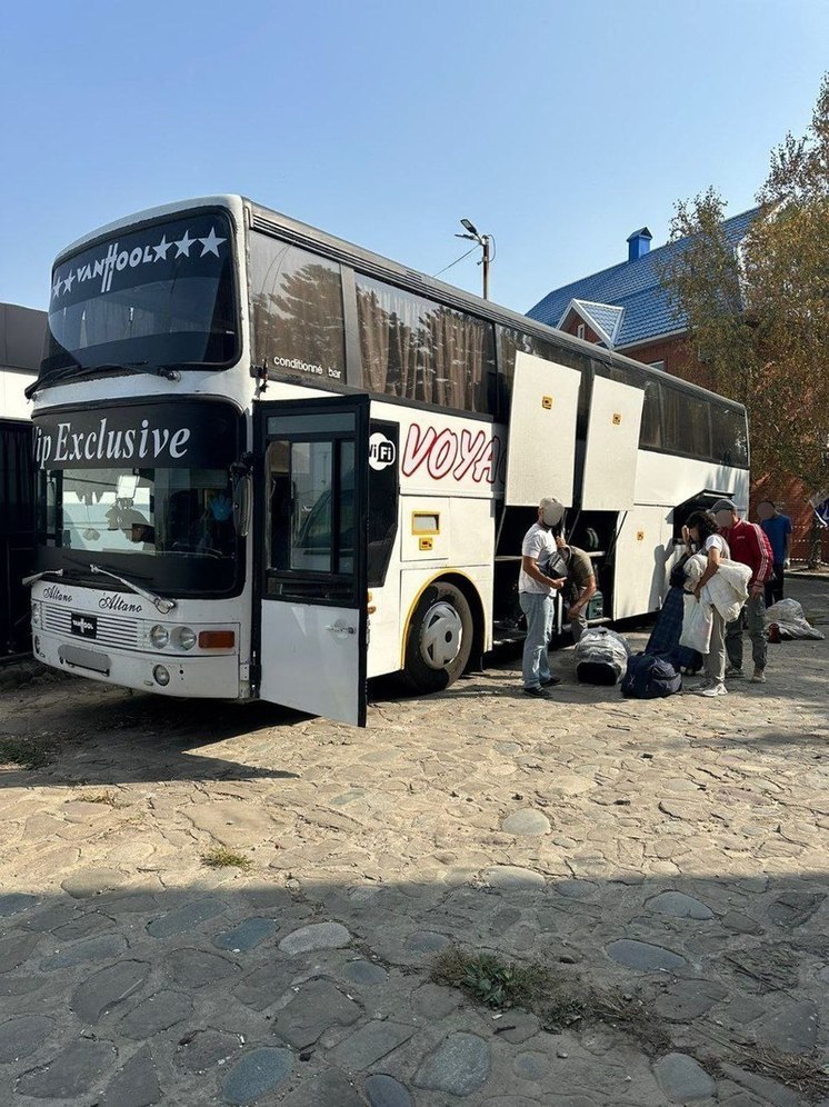 В Краснодаре обнаружили автобус с 15 нелегальными мигрантами