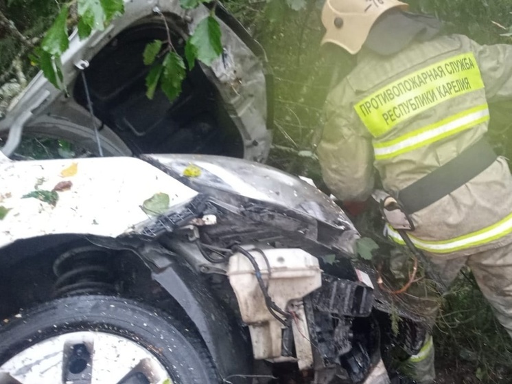 Спасатели вырезали водителя из автомобиля, перевернувшегося под Петрозаводском