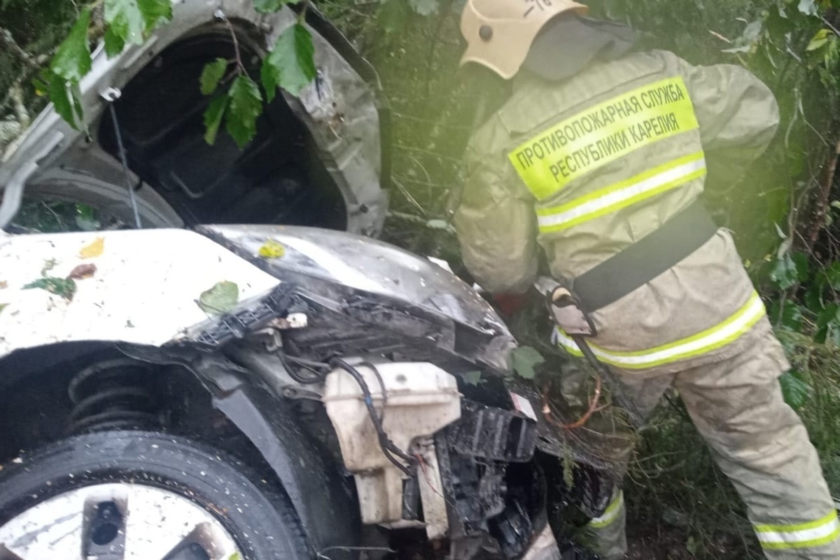 Спасатели вырезали водителя из автомобиля, перевернувшегося под Петрозаводском