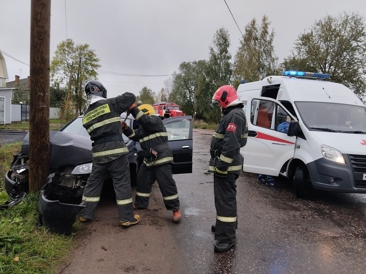 Пожилой водитель пострадал в ДТП, в котором автомобиль протаранил столб в Олонце