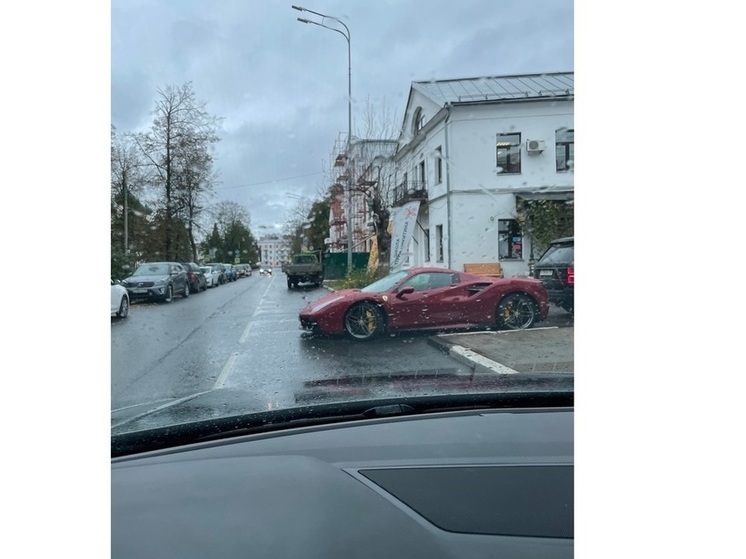 В Ярославле элитное авто опять припарковали «мимо правил»