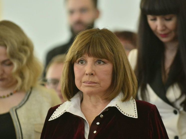 Наталья Варлей призвала "не мусолить" фамилии покинувших Россию артистов