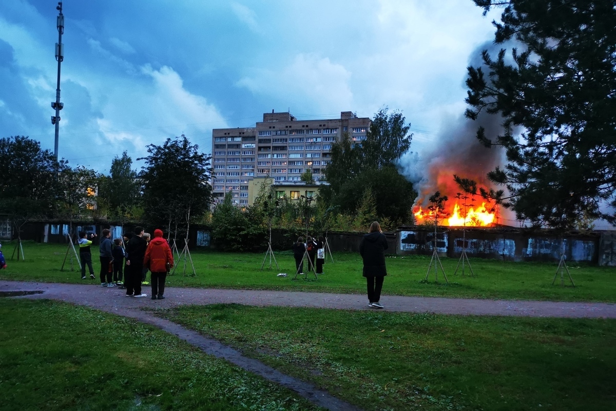 На севере Петербурга разгорелся пожар в готовящихся под снос гаражах - МК  Санкт-Петербург