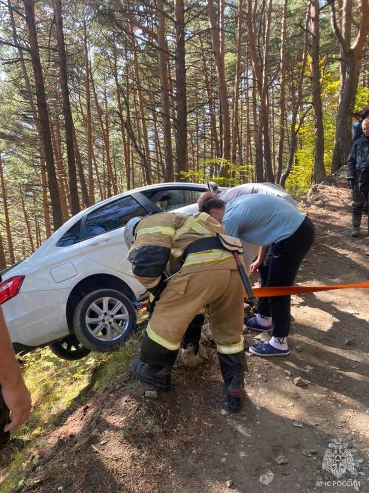 Спасатели Северной Осетии вытащили повисшую над обрывом машину с пассажирами