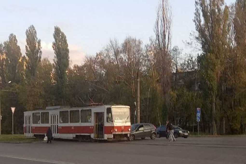 В Липецке легковушка протаранила трамвай