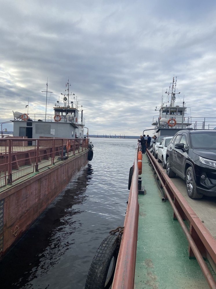 Паромы прекратили возить пассажиров между Салехардом и Лабытнанги