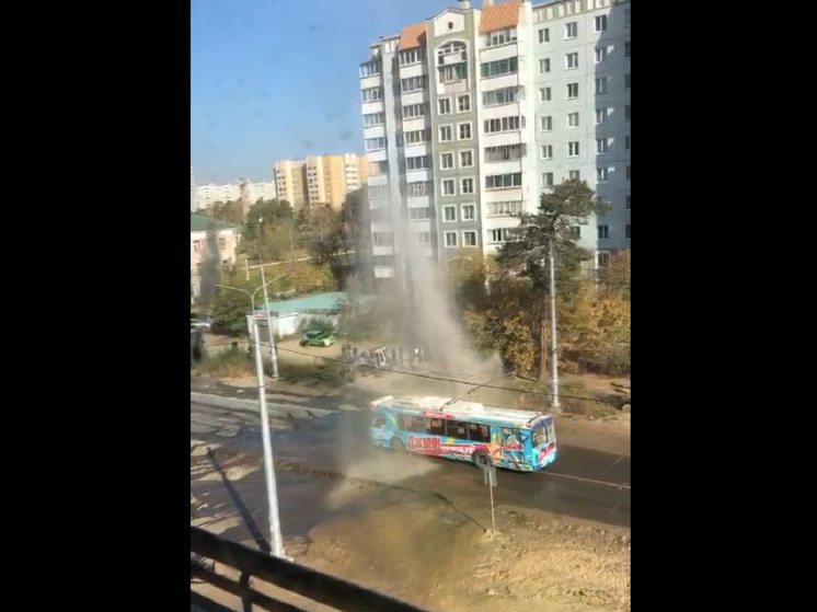 Фонтан высотой с фонарный столб бьет на дорогу по Новобульварной в Чите