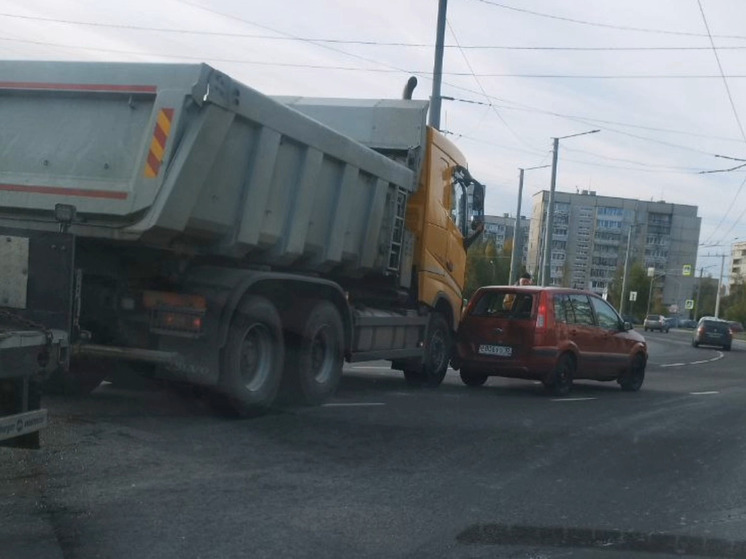 Грузовик вытолкал иномарку на кольцо в Петрозаводске