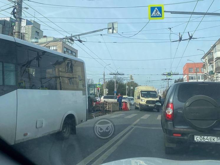 В Пензе ведут ремонтные работы на улице Суворова, рядом произошло ДТП