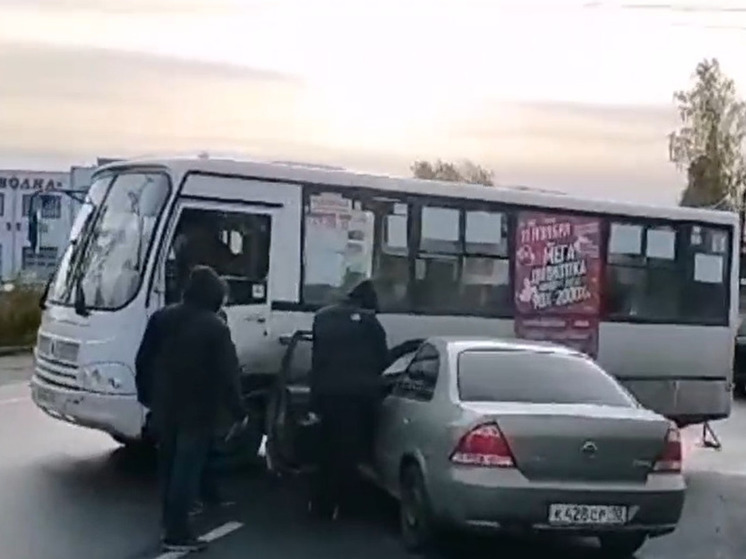 Иномарка на полной скорости протаранила автобус в Петрозаводске