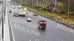 В Москве на МКАД грузовик "снес" легковушку: видео аварии