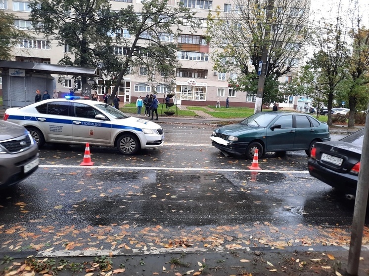 На пешеходном переходе в Твери иномарка сбила двух девочек: на месте работали ДПС и три кареты «скорой»