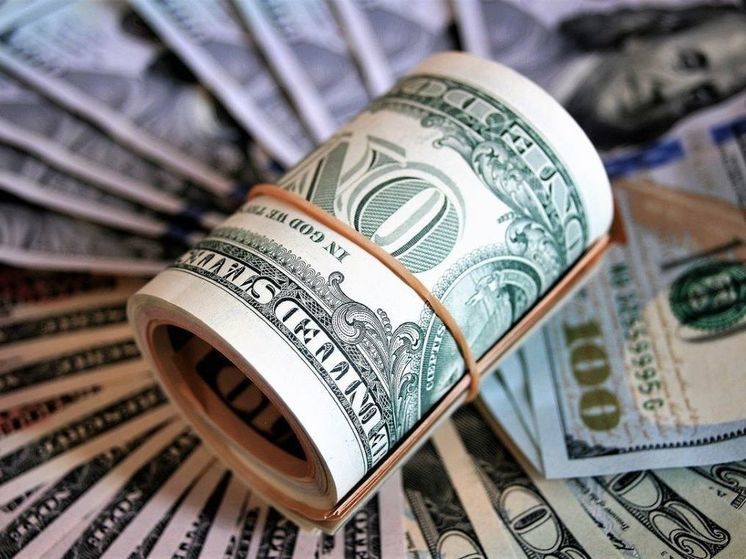 Курс доллара опустился ниже 100 рублей