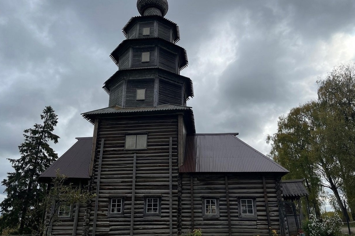 В Тверской области состоялась литургия в деревянной церкви без гвоздей